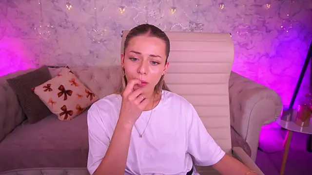 Snapshot of DoveLovee chatting on 05-11-26, 02:45 DoveLovee online show from 05-11-26, 02:45