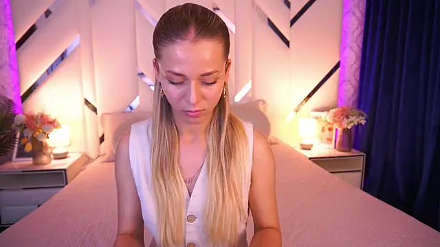 Snapshot of DoveLovee chatting on 05-25-26, 02:45 DoveLovee online show from 05-25-26, 02:45