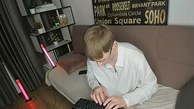 TwinkWhite online show from 05-17-26, 09:00