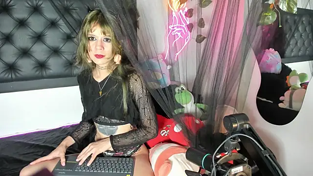 Snapshot of Lucy_Jade chatting on 05-14-26, 11:44 Lucy Jade online show from 05-14-26, 11:44