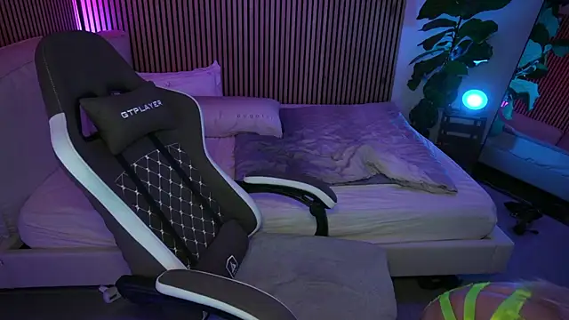 Ella Mysterie online show from 04-30-26, 08:57