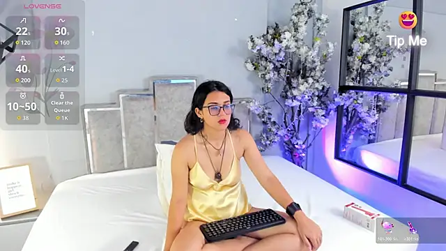 Veronicacarper online show from 04-14-26, 03:45