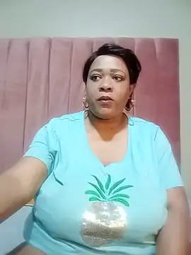 Snapshot of BUSTYQUEEN56_ chatting on 06-07-26, 04:27 BUSTYQUEEN56 online show from 06-07-26, 04:27
