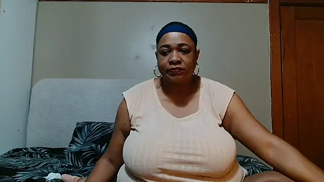 Snapshot of BUSTYQUEEN56_ chatting on 06-20-26, 07:16 BUSTYQUEEN56 online show from 06-20-26, 07:16