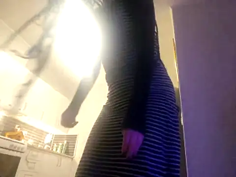 Snapshot of shyhornymommy chatting on 04-15-26, 10:43 shyhornymommy online show from 04-15-26, 10:43