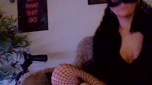 Snapshot of shyhornymommy chatting on 04-16-26, 09:39 shyhornymommy online show from 04-16-26, 09:39