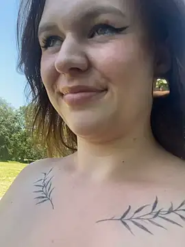 Snapshot of SweetLikaaa chatting on 06-19-26, 01:04 SweetLikaaa online show from 06-19-26, 01:04
