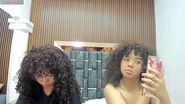 Chloe and Violeta online show from 05-02-26, 11:59