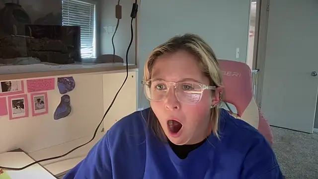 Snapshot of MUSCLEMOMMY1365 chatting on 05-04-26, 06:04 MUSCLEMOMMY1365 online show from 05-04-26, 06:04