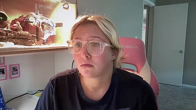 Snapshot of MUSCLEMOMMY1365 chatting on 06-06-26, 06:12 MUSCLEMOMMY1365 online show from 06-06-26, 06:12