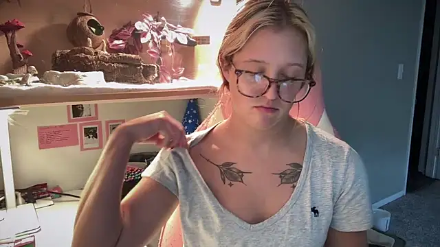 Snapshot of MUSCLEMOMMY1365 chatting on 06-12-26, 07:02 MUSCLEMOMMY1365 online show from 06-12-26, 07:02