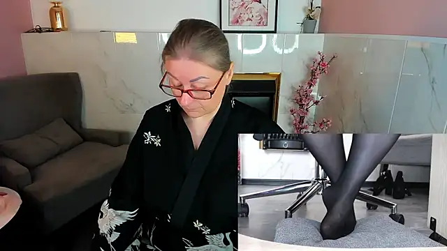 Snapshot of Alexandra_Kind chatting on 06-16-26, 01:47 Alexandra Kind online show from 06-16-26, 01:47