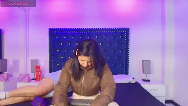 Serena and zoe online show from 05-05-26, 07:33