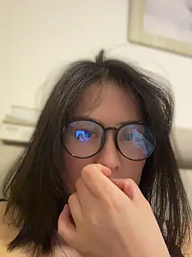 Snapshot of Faye-baby chatting on 04-25-26, 04:15 Faye-baby online show from 04-25-26, 04:15