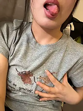 Snapshot of Faye-baby chatting on 05-15-26, 10:11 Faye-baby online show from 05-15-26, 10:11
