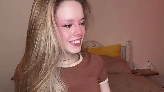 Snapshot of Catrinee chatting on 05-12-26, 04:37 Catrinee online show from 05-12-26, 04:37
