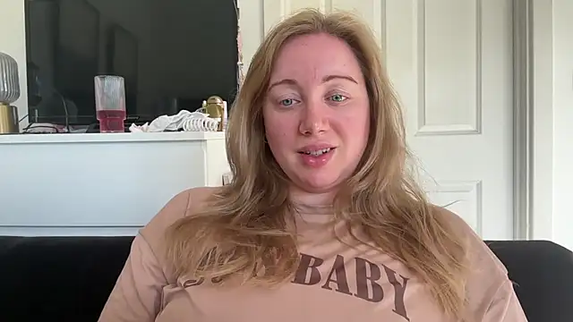 Snapshot of arielsweetieee chatting on 06-09-26, 07:53 arielsweetieee online show from 06-09-26, 07:53