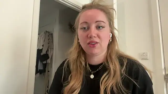 Snapshot of arielsweetieee chatting on 06-10-26, 02:16 arielsweetieee online show from 06-10-26, 02:16