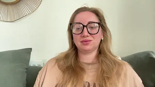 Snapshot of arielsweetieee chatting on 06-11-26, 06:22 arielsweetieee online show from 06-11-26, 06:22