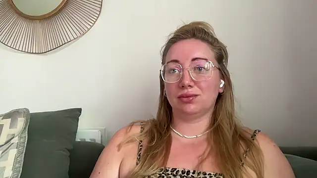 Snapshot of arielsweetieee chatting on 06-22-26, 04:42 arielsweetieee online show from 06-22-26, 04:42