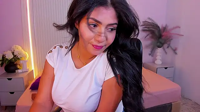 Snapshot of LucyWild8 chatting on 05-19-26, 06:14 LucyWild8 online show from 05-19-26, 06:14