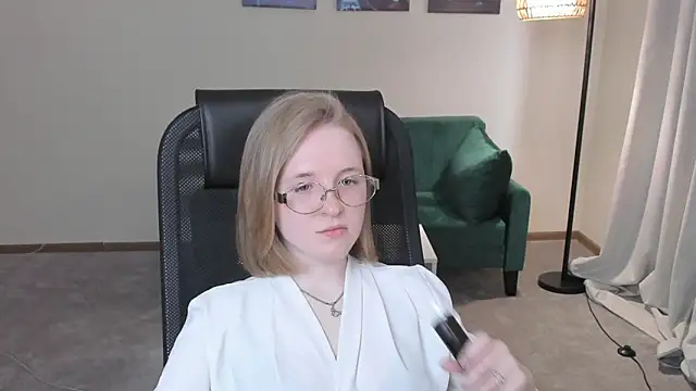 Snapshot of CaylaFahrni chatting on 04-17-26, 07:44 CaylaFahrni online show from 04-17-26, 07:44