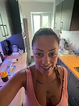 Snapshot of SweetPetiteNoir chatting on 06-30-26, 04:57 SweetPetiteNoir online show from 06-30-26, 04:57