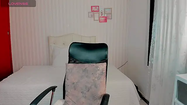 hottie emma james online show from 04-19-26, 12:54