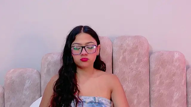 Snapshot of Emma-Rosse- chatting on 05-29-26, 02:04 Emma-Rosse- online show from 05-29-26, 02:04