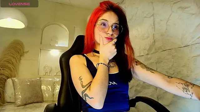 Snapshot of Moon_Red_r chatting on 04-28-26, 08:03 Moon Red r online show from 04-28-26, 08:03