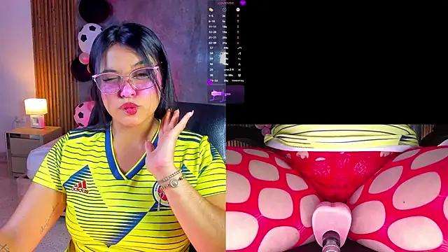 Snapshot of LuciaReid chatting on 07-07-26, 12:53 LuciaReid online show from 07-07-26, 12:53