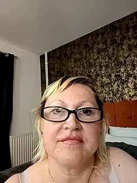 I amVeronicle online show from 04-25-26, 01:41