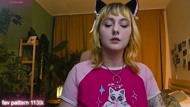 Snapshot of Emma_Thomps chatting on 05-04-26, 02:02 Emma Thomps online show from 05-04-26, 02:02