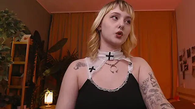Snapshot of Emma_Thomps chatting on 05-11-26, 02:45 Emma Thomps online show from 05-11-26, 02:45