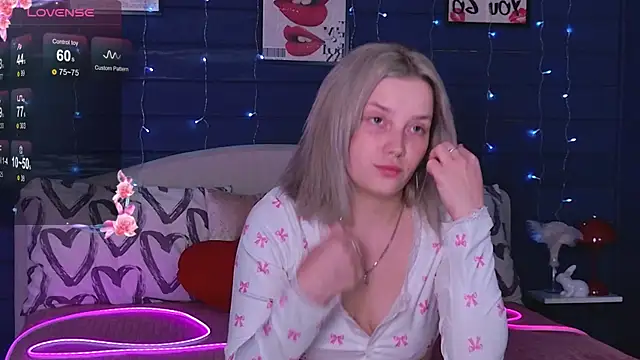 Snapshot of Crystal__Jull chatting on 05-19-26, 02:29 Crystal Jull online show from 05-19-26, 02:29