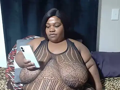 Snapshot of BBWMIDGET40 chatting on 04-25-26, 04:26 BBWMIDGET40 online show from 04-25-26, 04:26