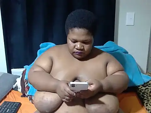 Snapshot of BBWMIDGET40 chatting on 05-17-26, 04:47 BBWMIDGET40 online show from 05-17-26, 04:47
