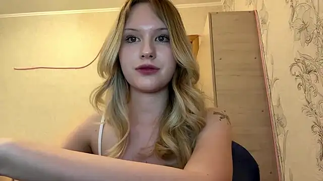 Snapshot of HoneyBlink chatting on 04-28-26, 02:11 HoneyBlink online show from 04-28-26, 02:11