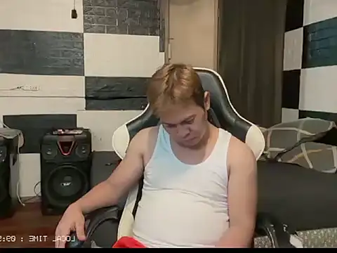 Snapshot of FuckMeeGUYS chatting on 06-16-26, 01:58 FuckMeeGUYS online show from 06-16-26, 01:58