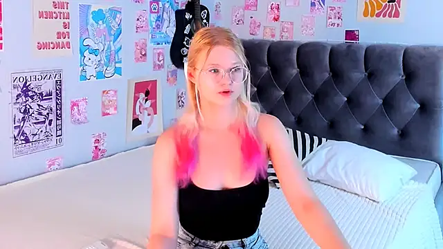 Snapshot of LunariaFox chatting on 06-04-26, 02:23 LunariaFox online show from 06-04-26, 02:23
