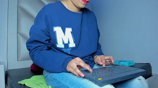 Snapshot of Valentina_js chatting on 06-18-26, 08:35 Valentina js online show from 06-18-26, 08:35