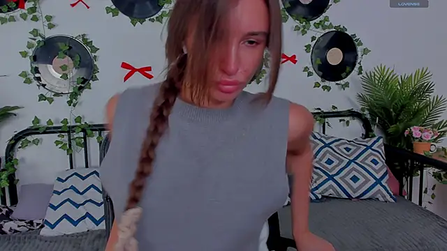 NicoleWells22 online show from 06-10-26, 07:18