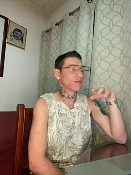 Snapshot of gonzalez_2001 chatting on 07-09-26, 12:15 gonzalez 2001 online show from 07-09-26, 12:15