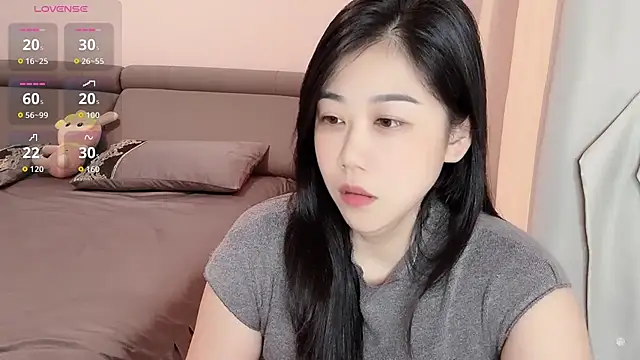 Snapshot of F-Yuwei chatting on 06-11-26, 08:23 F-Yuwei online show from 06-11-26, 08:23