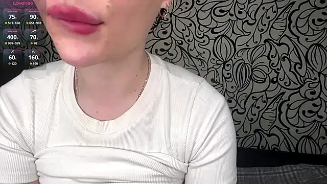 Snapshot of CrystalMuze chatting on 06-15-26, 01:46 CrystalMuze online show from 06-15-26, 01:46