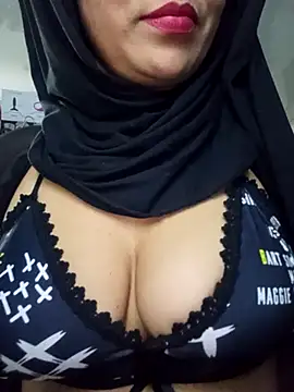 Snapshot of nadia__abaud chatting on 01-06-25, 01:42 nadia abaud online show from 01-06-25, 01:42