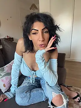 Snapshot of Yasmiinee chatting on 05-22-26, 05:40 Yasmiinee online show from 05-22-26, 05:40