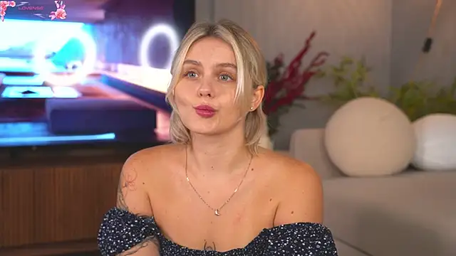 Snapshot of Lunea_Evienne_ chatting on 05-16-26, 08:11 Lunea Evienne online show from 05-16-26, 08:11