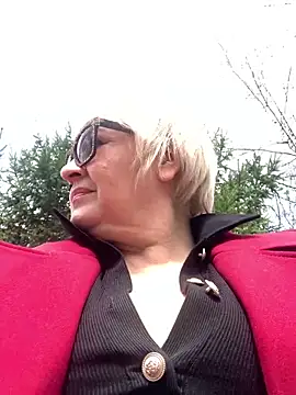 Laura Miillf online show from 04-30-26, 09:04