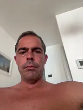 Snapshot of Riccardo86xx chatting on 06-18-26, 09:25 Riccardo86xx online show from 06-18-26, 09:25